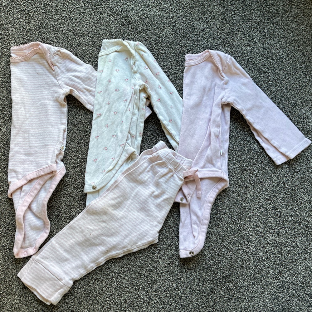 FINAL SALE 3/31/26 Baby Gap 4 Piece Bundle Onesies, 1 Pants, Size 18-24 Months
